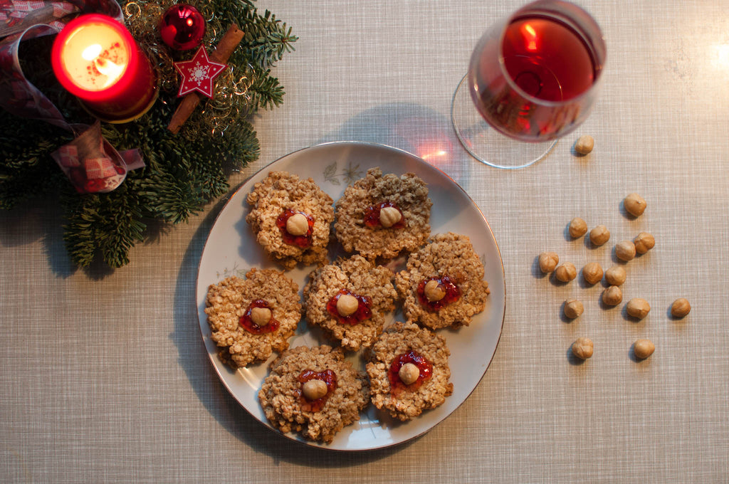 Haselnuss-Haferflockenplätzchen auf dem Adventsteller