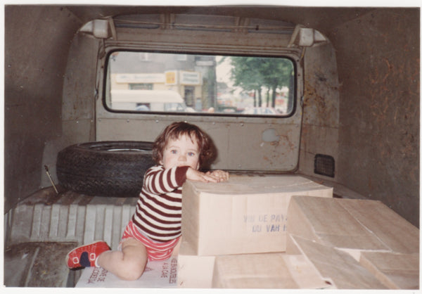 Anaïs Causse im Lieferwagen, eine VW-Bulli