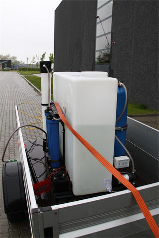 400Liter tank med omvendt osmose og 2 store 25 liter DI beholdere producerer rent vand ad-hoc