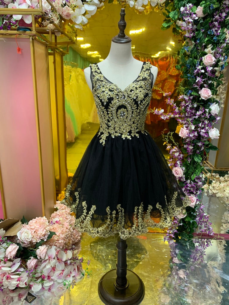 ALQUILER | Vestido De Fiesta Corto Escote Negro Con Dorado – Mi Boutique