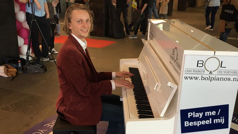 David Hordijk op de nieuwe piano in Eindhoven