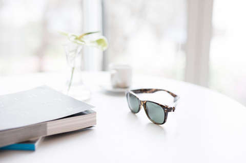 Lunette de soleil sur un table