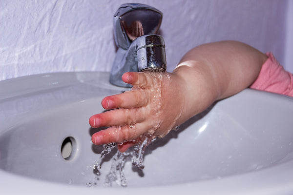 Niño lavando sus manos