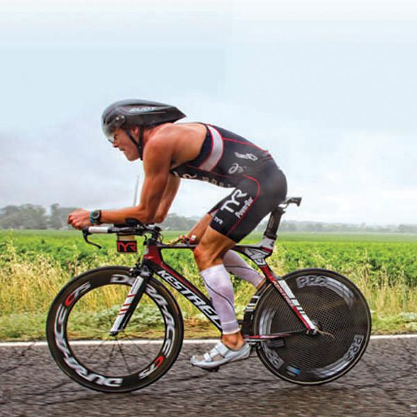 Cyclist wearing CEP compression sleeves