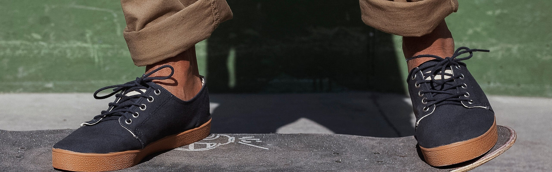 Zapatillas azules y caramelo para primavera y verano