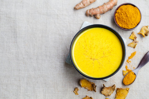 Turmeric roots and powder