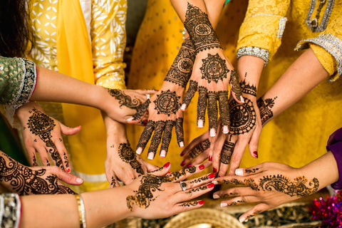 Uno o due giorni prima del matrimonio si svolge la cerimonia del Mehendi nella quale le mani e i piedi dei futuri sposi vengono decorati con intricati disegni floreali usando il colore naturale dell’henné.