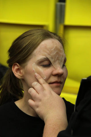 Kvinde med protester i ansigtet, så det ligner en alien