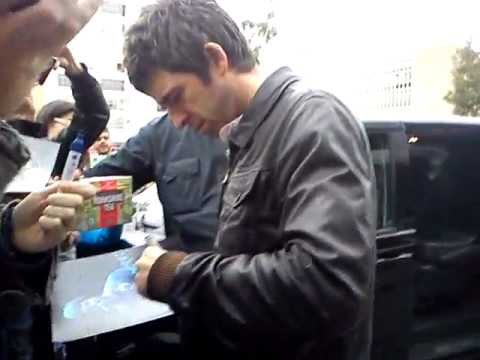 Noel Gallagher | Left handed celebrity