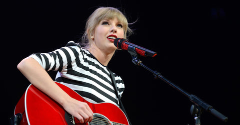 Taylor Swift playing righty guitar