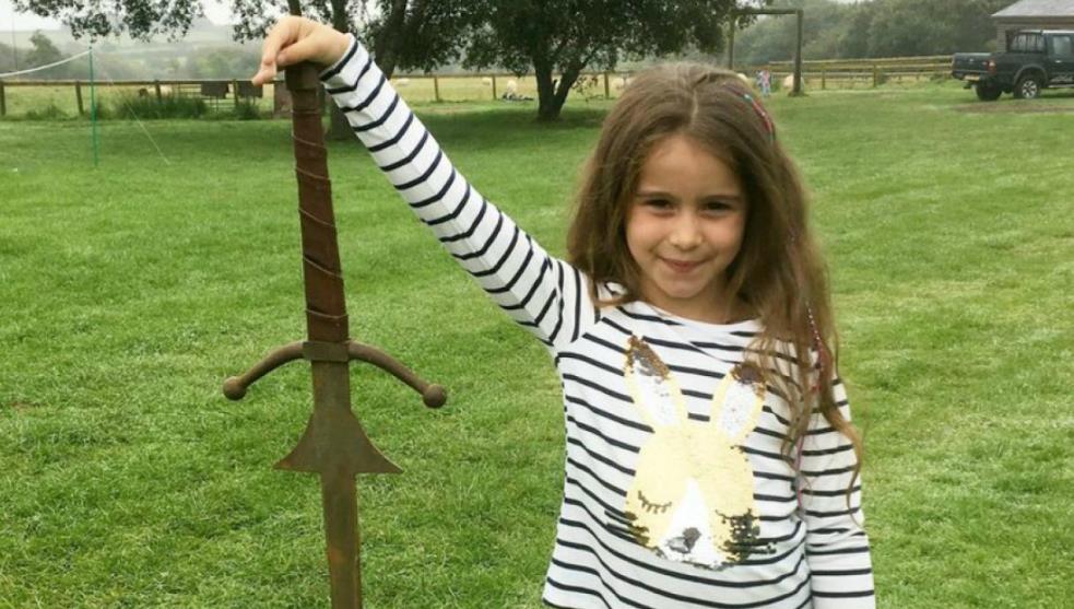 Niña “encuentra” a “Excálibur”, la espada del Rey Arturo