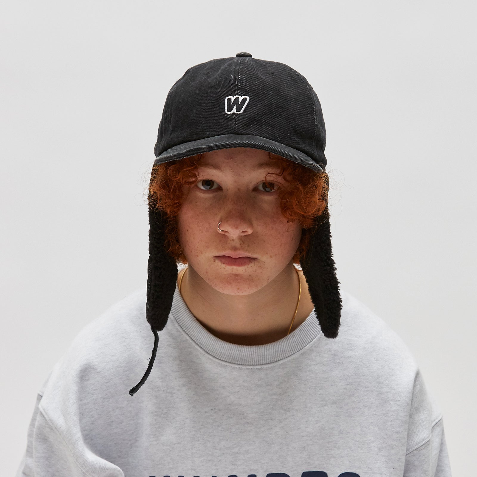W LOGO EAR MUFFS CAP (BLACK)