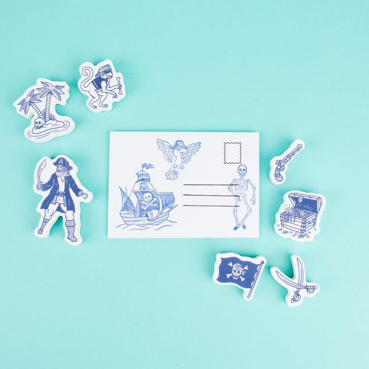 Décoration de carte postale avec tampons encreurs bleus motifs pirates