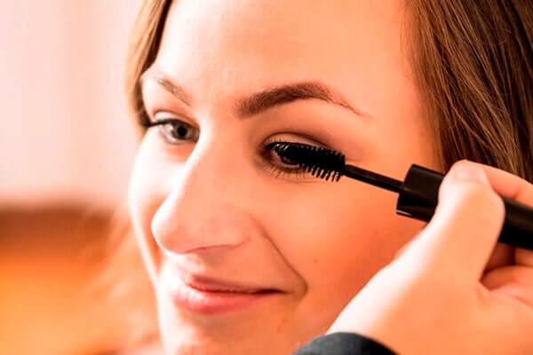 Applying mascara to eyelashes