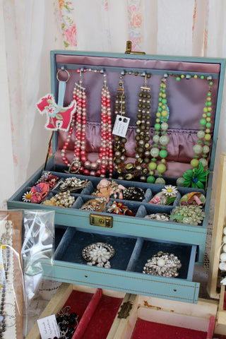 bel monili vintage jewelry box show display