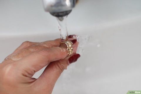 Rửa sạch nữ trang với nước