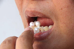 Chà sát viên ngọc trai vào các răng ở phía trước hàm