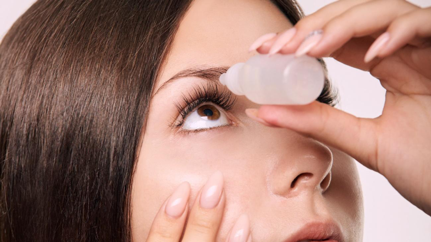 A Proper Way of Applying Eye Drops