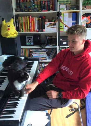 Maxence, an awesome Broducer making music with his cat.