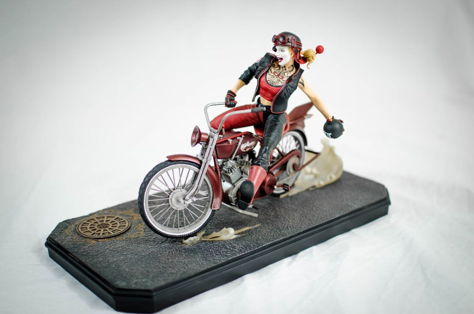 gotham city garage harley quinn statue