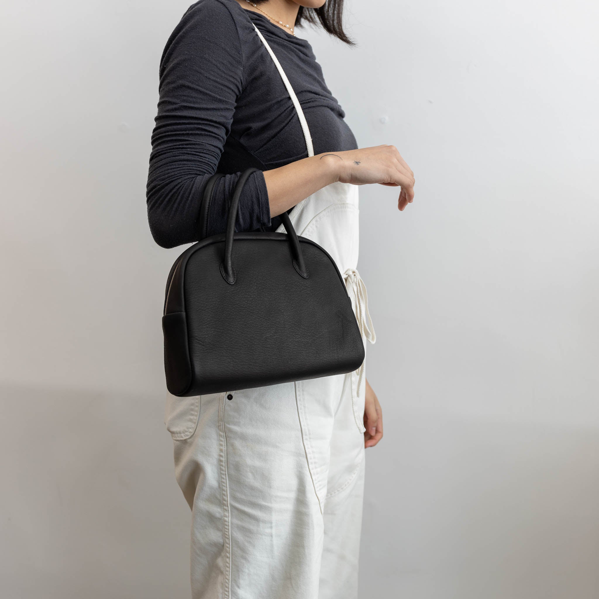 貴重品】AETA SHOULDER POUCH ブラック-