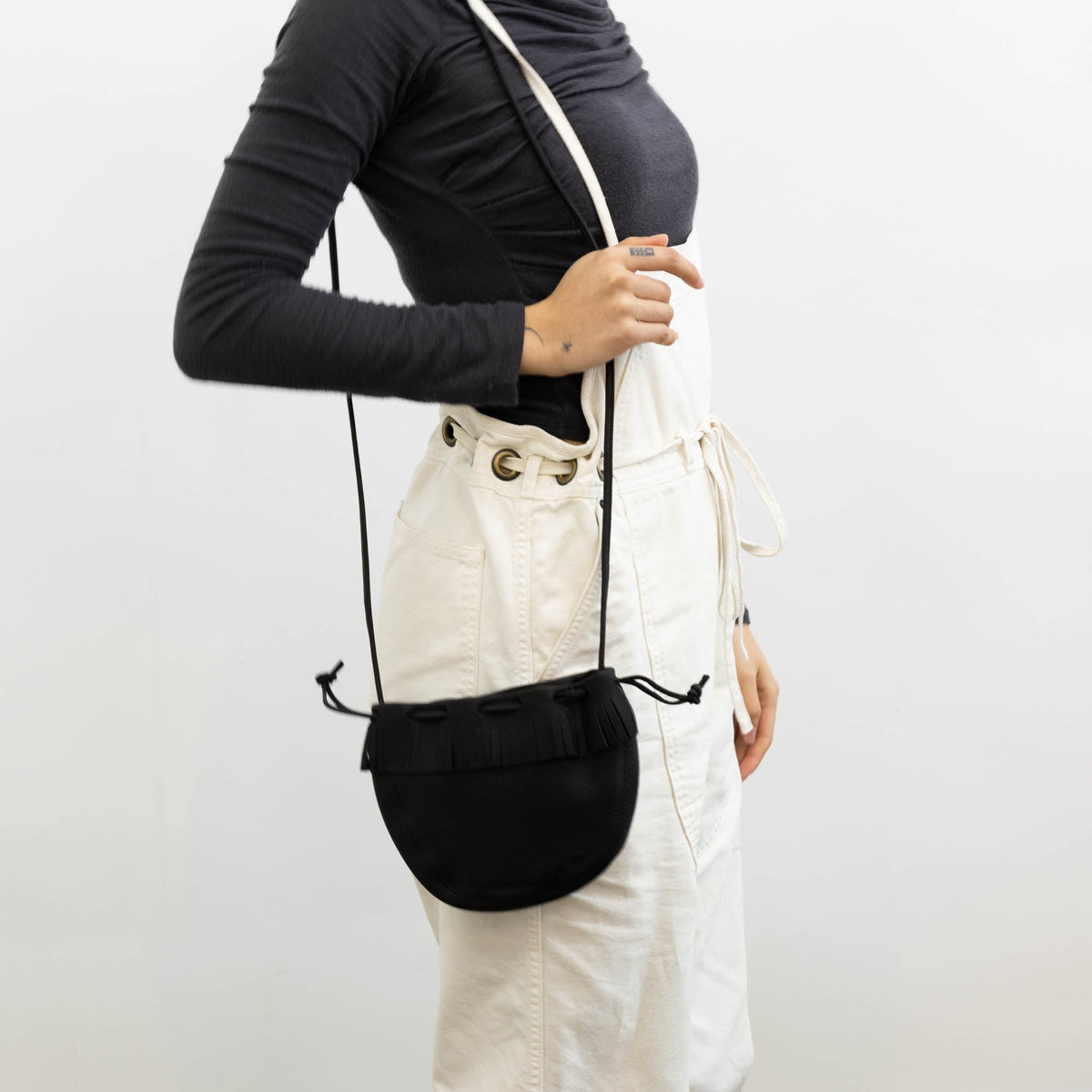 Aeta Fringed Shoulder Bag (DA66) in Black & White