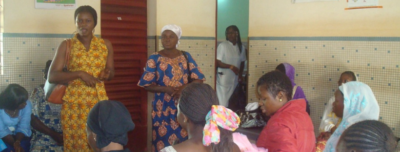 Des femmes de Sunoog Pukri animent une séance de prévention de la transmission mère-enfant du VIH à l'hôpital Saint Camille de Ouagadougou