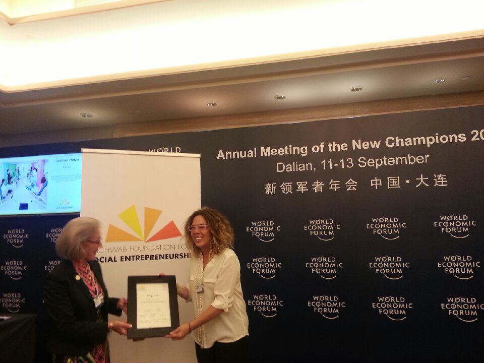 Bedriye Hülya Dünya Ekonomi Forumu’nda Yılın Sosyal Girişimcisi Ödülünü Aldı!