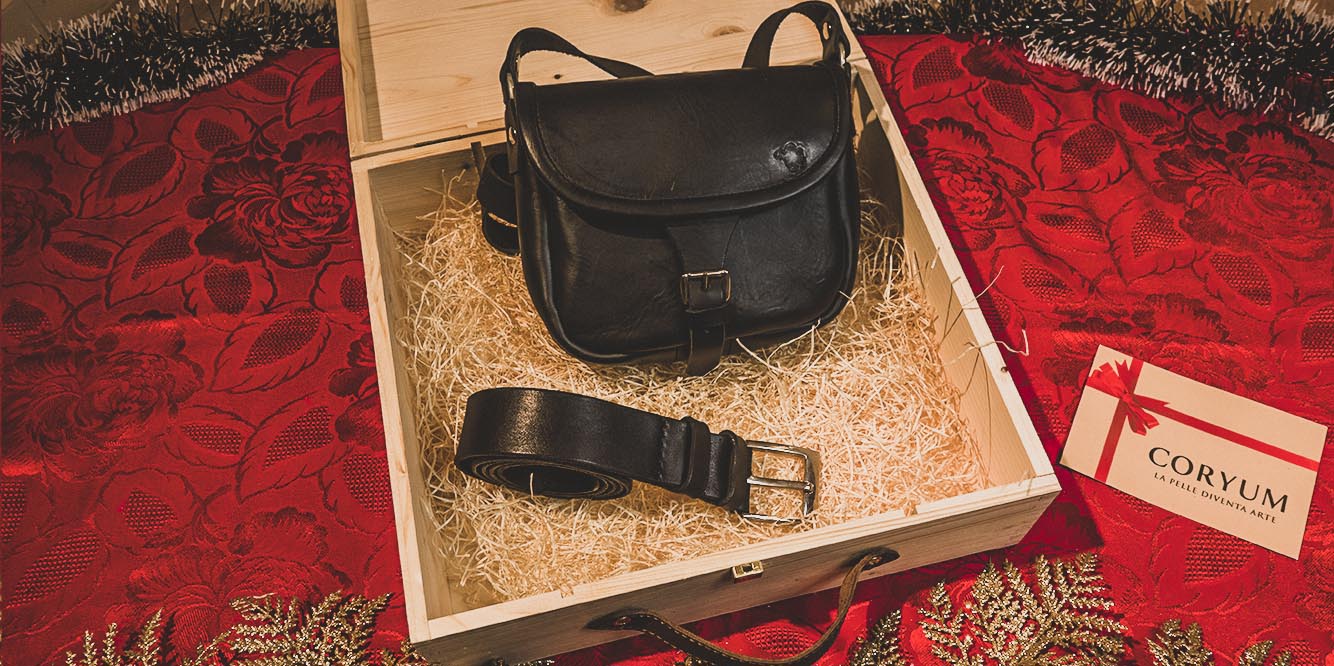 Scatola in legno con all'interno una borsa in cuoio e una cintura artigianale