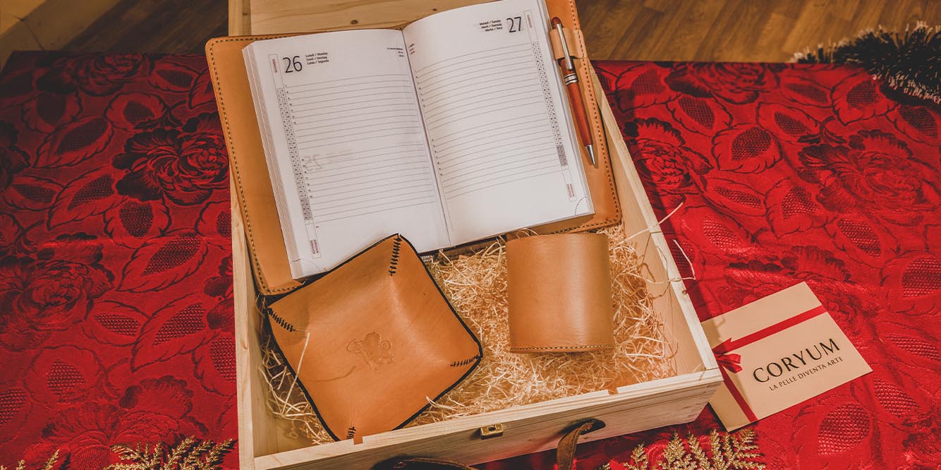 Scatola in legno con all'interno svuota tasche, porta penne e porta agenda in cuoio artigianale personalizzabili