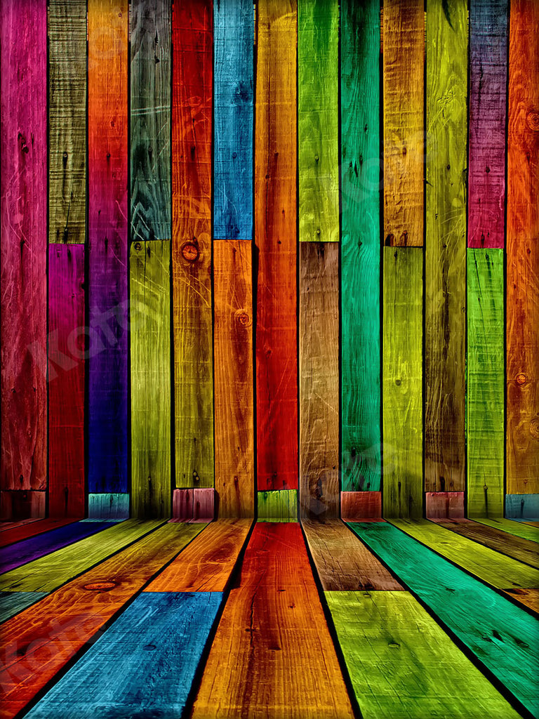 Kate Holz farbiger Wand und Boden roter und gelber Hintergrund