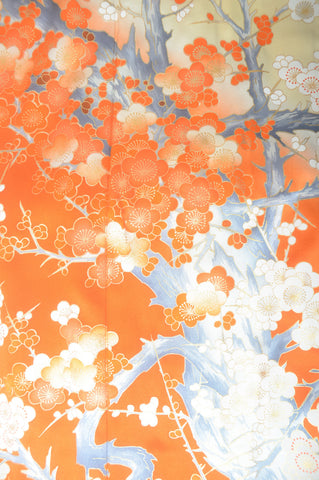 Furisode kimono. Long sleeved kimono. Japanese kimono. maiko kimono. geisha kimono.
