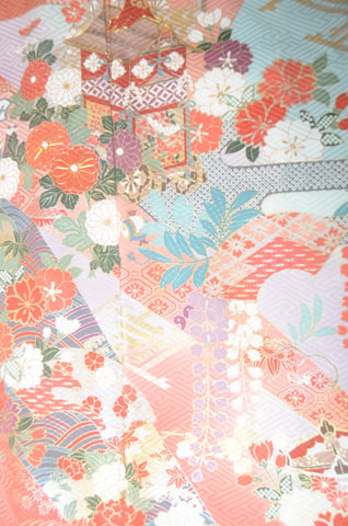 Furisode kimono. Long sleeved kimono. Japanese kimono. maiko kimono. geisha kimono.