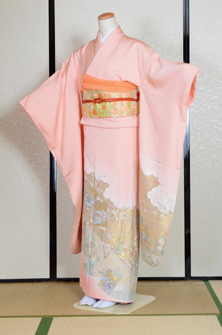 Furisode kimono. Long sleeved kimono. Japanese kimono. maiko kimono. geisha kimono.