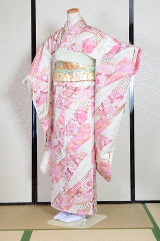 Furisode kimono. Long sleeved kimono. Japanese kimono. maiko kimono. geisha kimono.