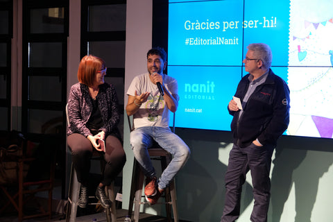 Foto del moment en que la Montse Ayats, Alguer Miquel i Màrius Serra ens ajuden a presentar l'editorial Nanit.