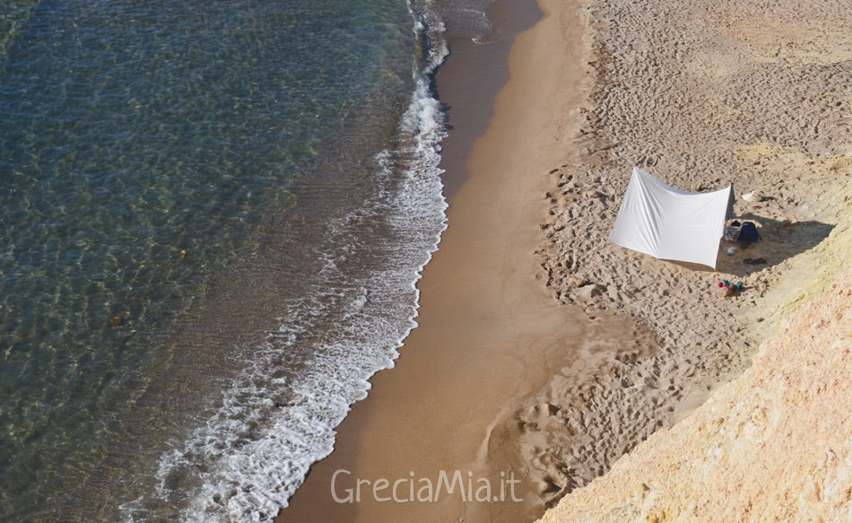 spiaggia di sabbia a Milos