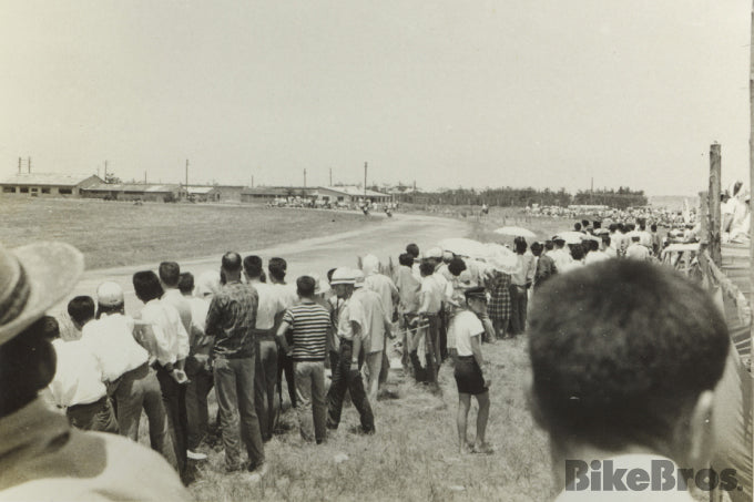 Tens of thousands came to watch the 5th All-Japan Motorcycle Clubman Race, which was the first major motorcycle race in Kyushu Island.