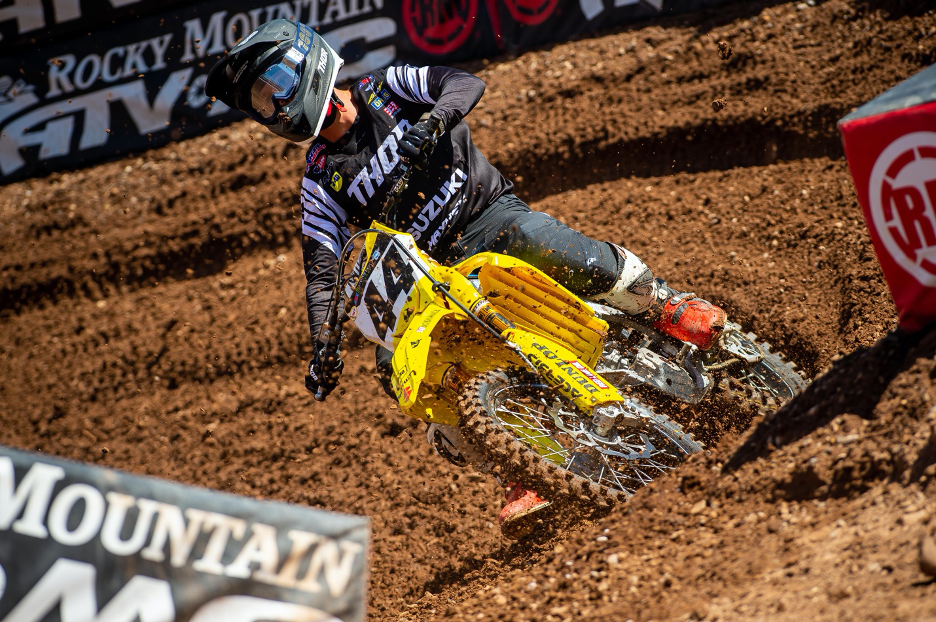Kyle Cunningham (#44) finishes strong in the 450cc premiere class.