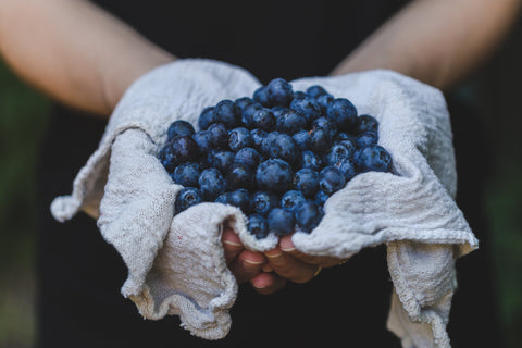 intuitive eating - handful of blueberries
