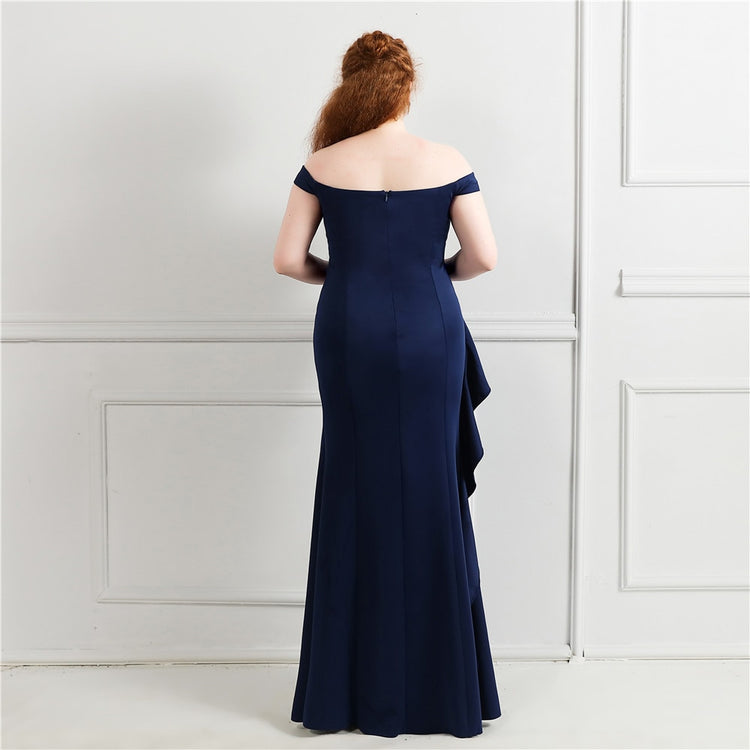 Vestido Plus Size com Abertura Lateral e Decote Azul Marinho
