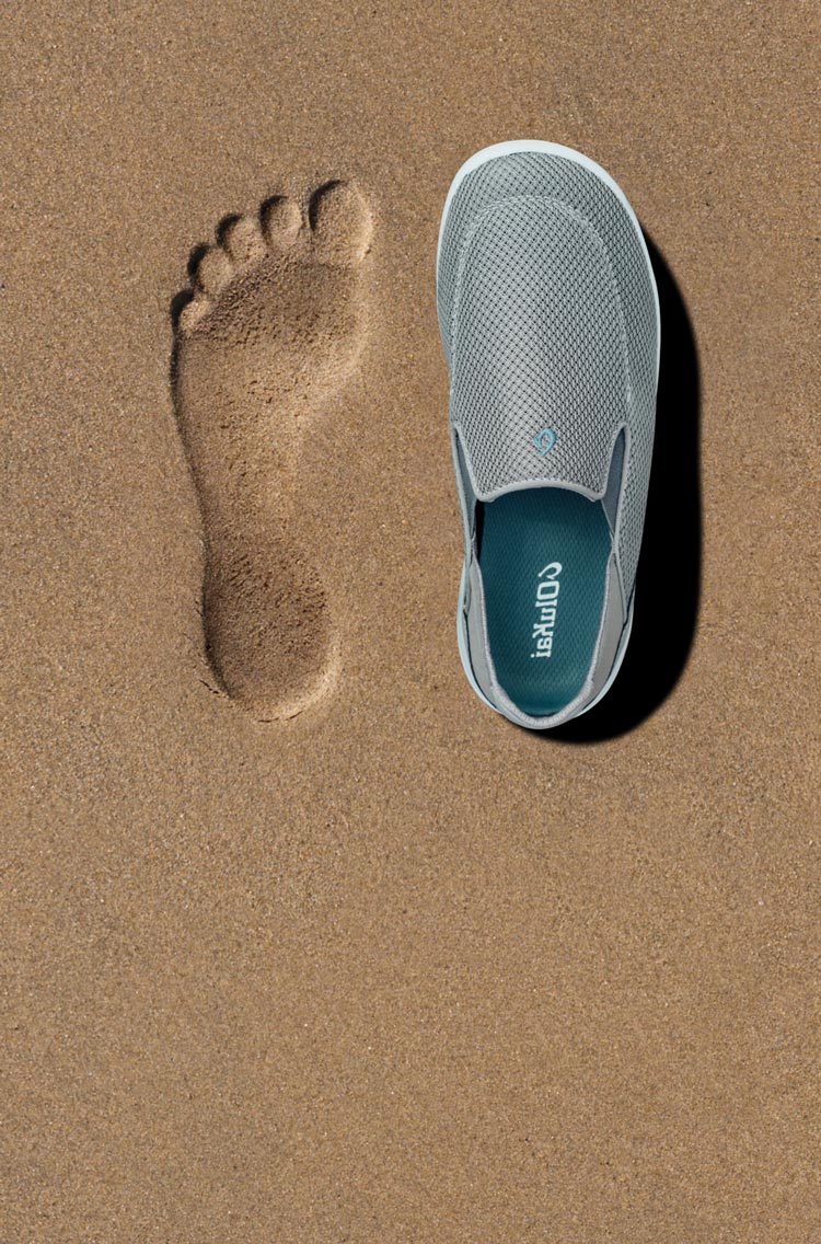 All-Day Comfort Sub-Message: Inspired by the feeling of bare feet in wet sand, the anatomically contoured footbeds deliver instant comfort and lasting support. Footbeds are removable & washable. Background