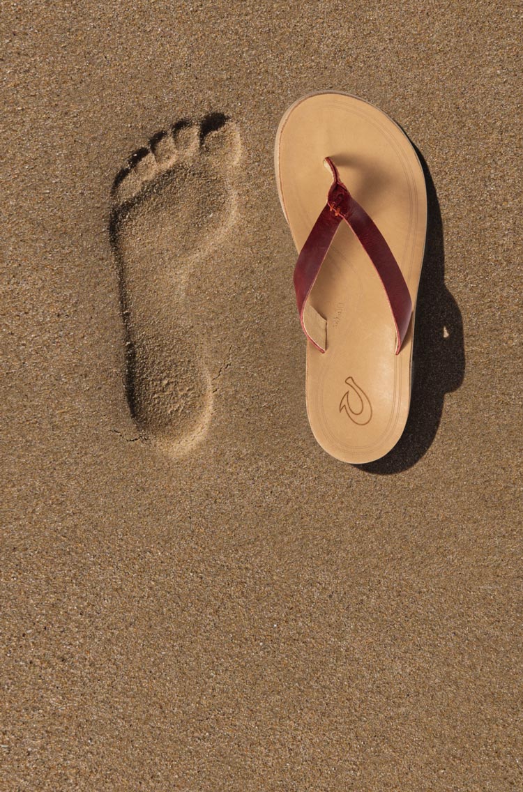 All-Day Comfort Sub-Message: Inspired by the feeling of bare feet in wet sand, the anatomically contoured footbeds deliver instant comfort and lasting support. Background