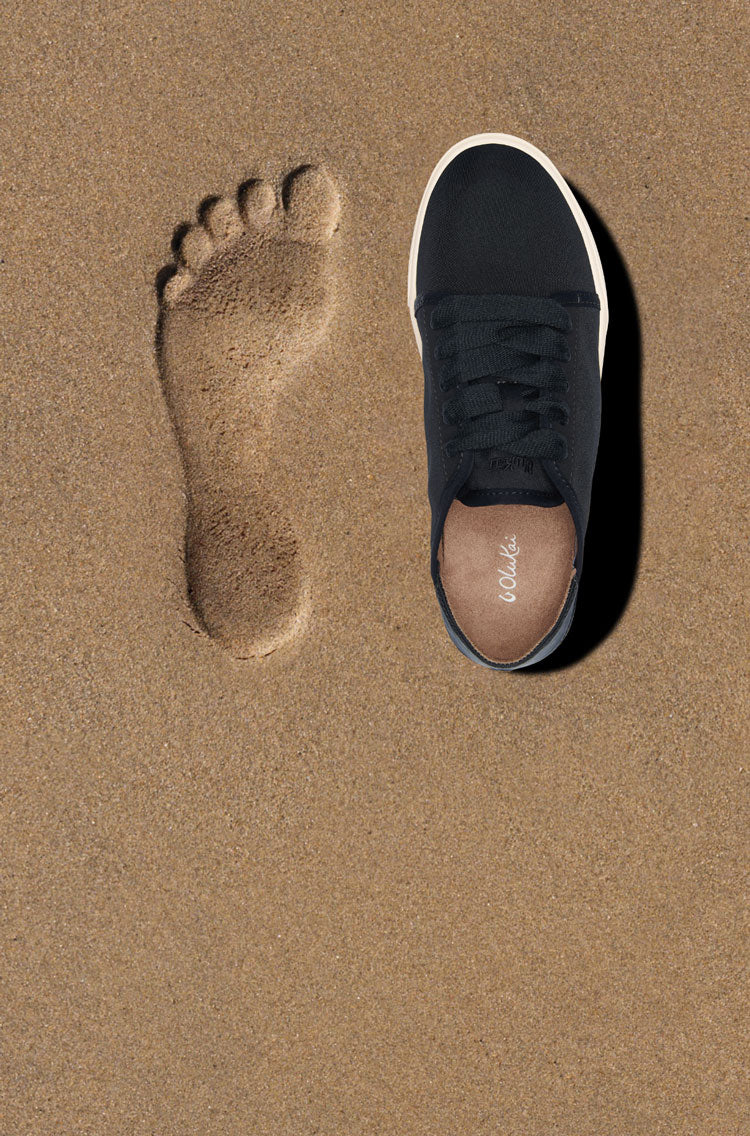 Inspired by the feeling of bare feet in wet sand, the anatomically contoured footbeds deliver instant comfort and lasting support. Footbeds are removable & washable.
