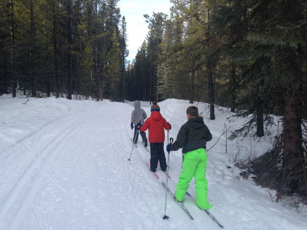 Kids-skiing-on-the-Moose-Connector-West-Bragg-Creek