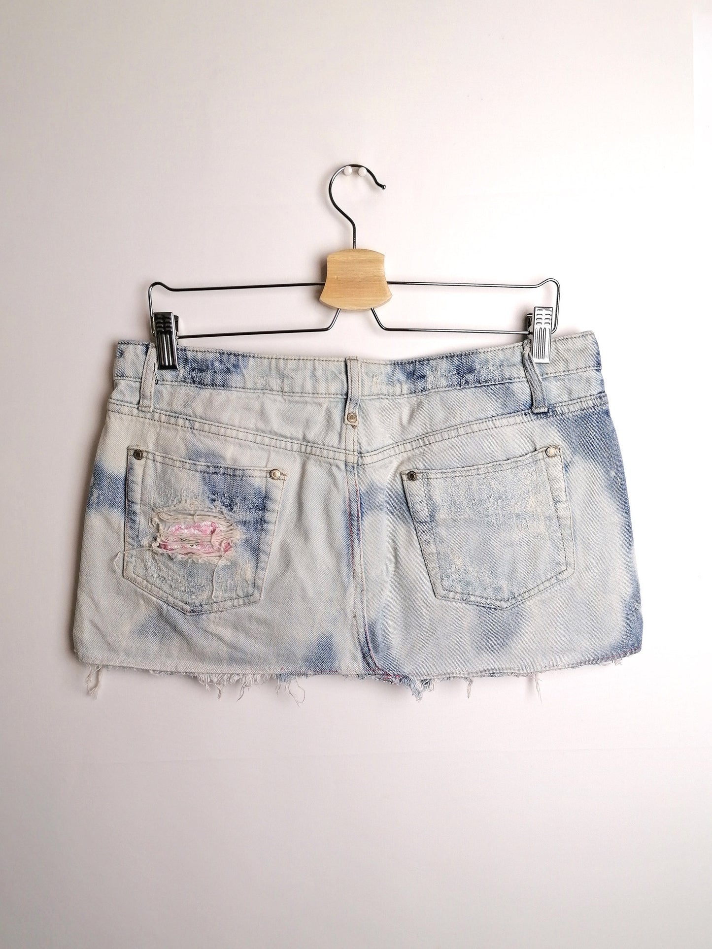 Y2K Denim low waist mini-skirt frayed hem - size M