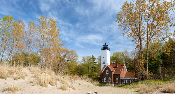 presque isle lighthouse erie pennsylvania