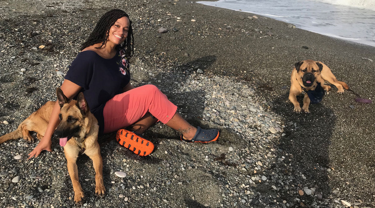rochelle frankson at the beach with her dogs