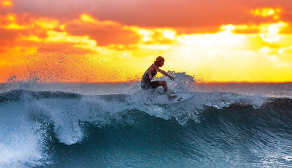 surf, surfenando al atardecer, cogiendo olas