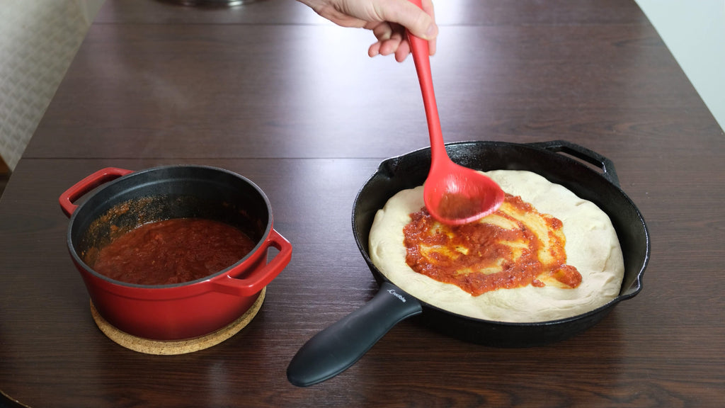 spread the tomato sauce with a ladle